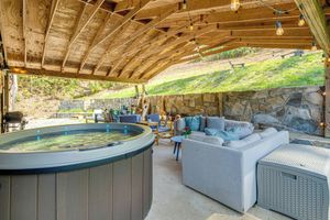 Alquiler Vacacional - Hot Tub, Fire Pit & Creek Access: Whittier Cabin!