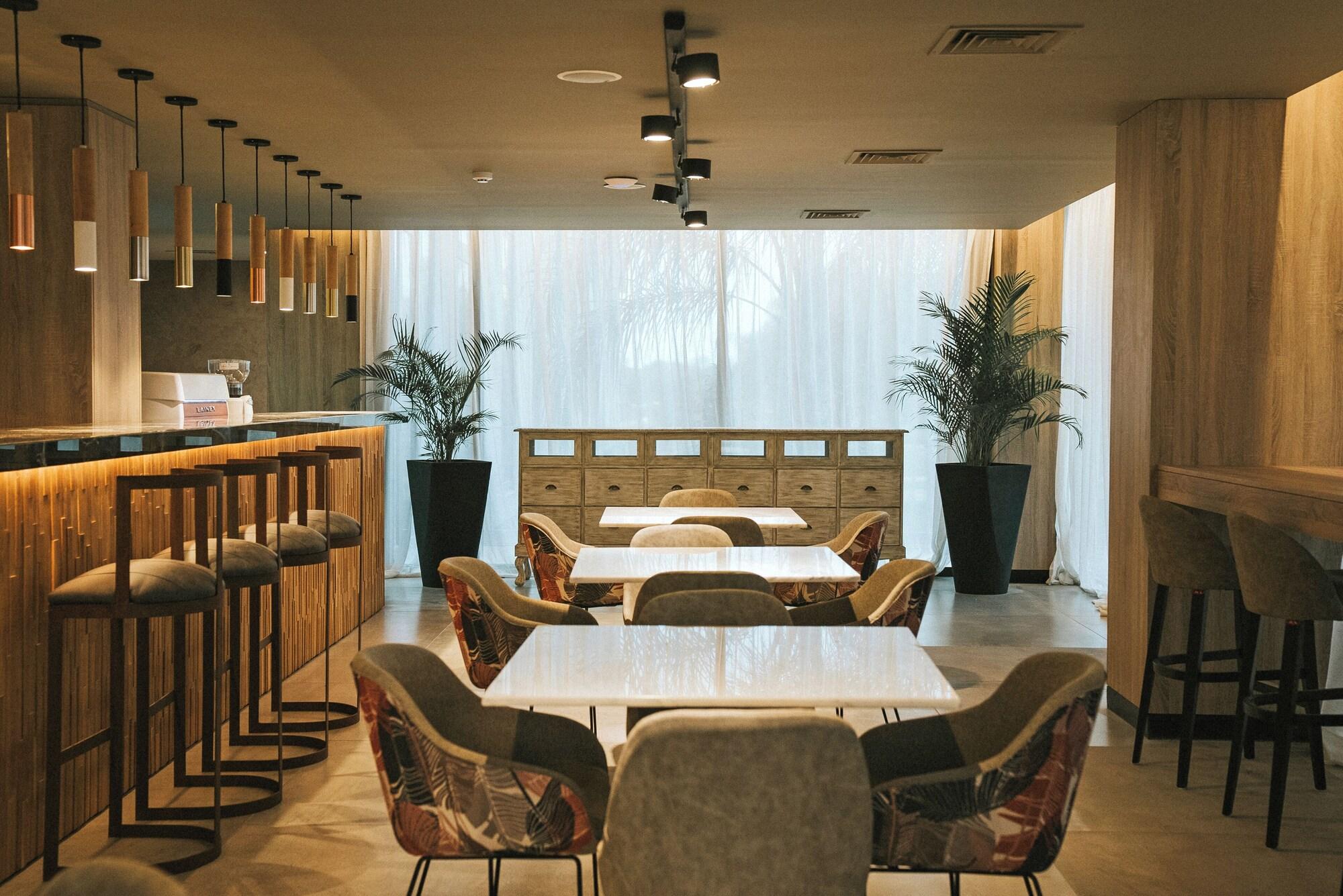 Restaurant Howard Johnson Plaza La Ribera