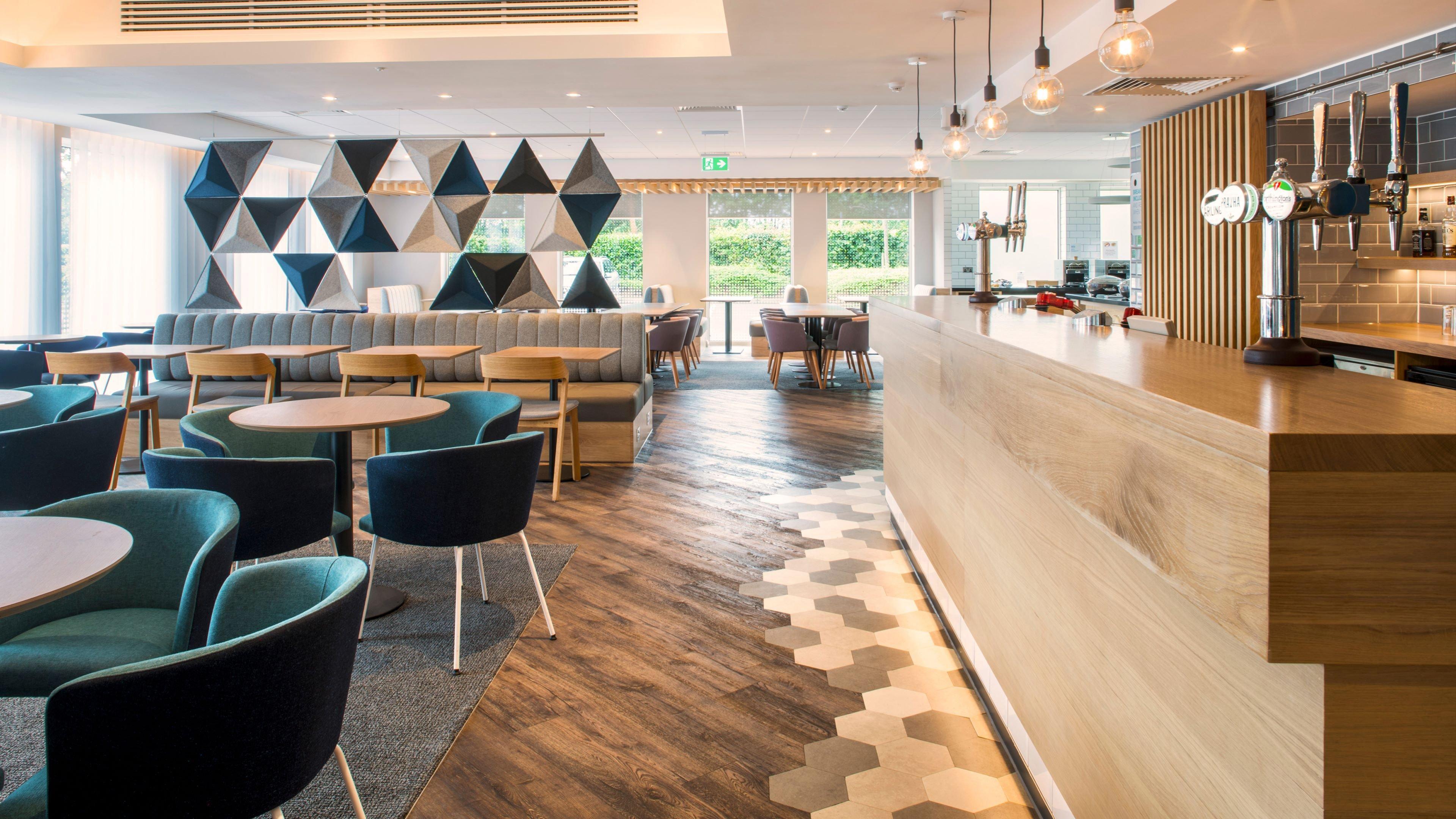Bar/Salón Holiday Inn Express Oxford-Kassam Stadium by IHG