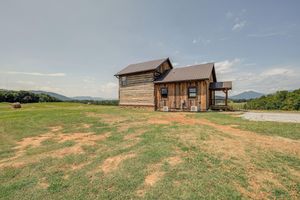 Alquiler Vacacional - Bedford Cabin w/ Porch, 5 Mi to Historic District!