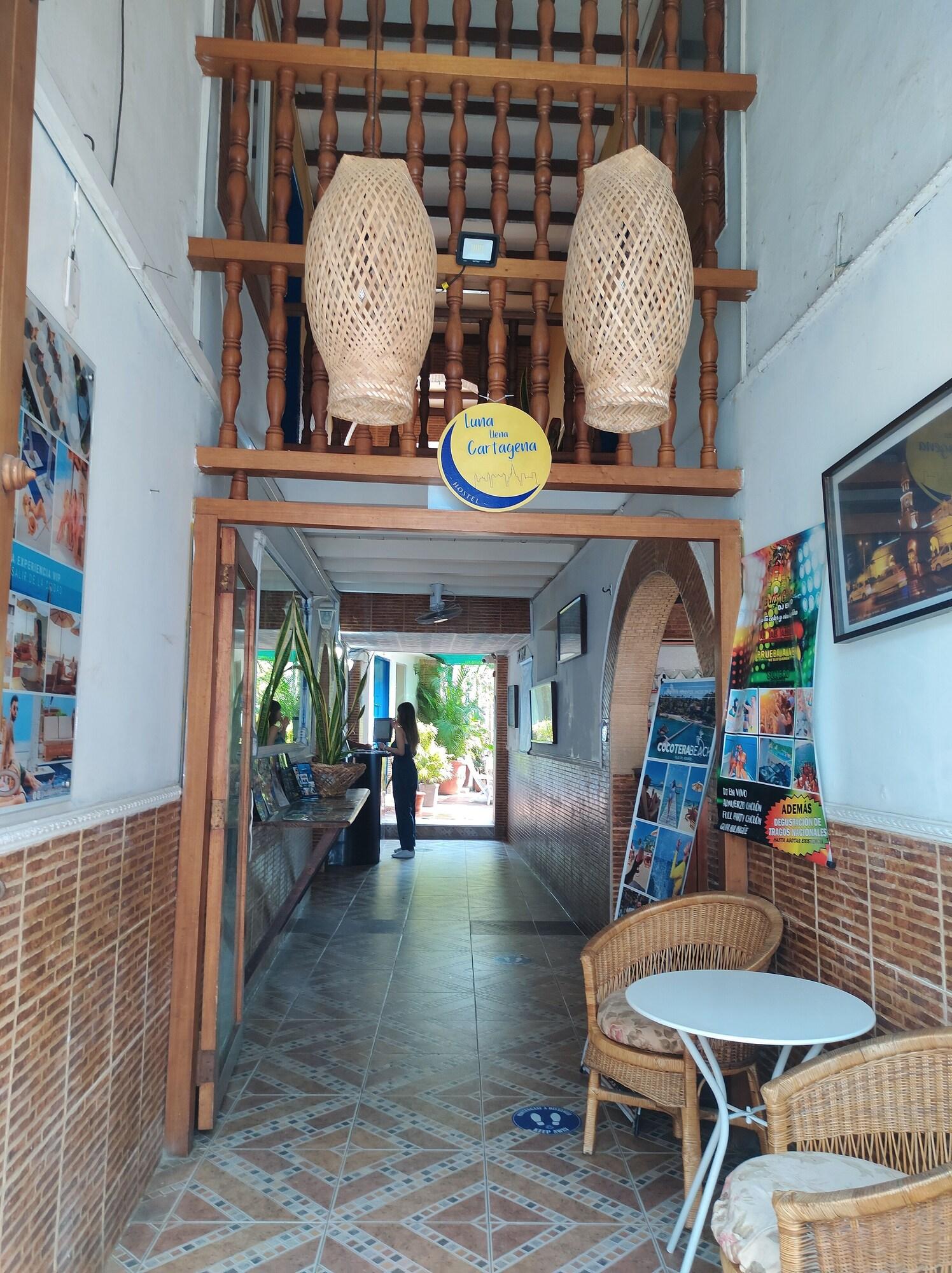 Vista Exterior Hostal Luna Llena