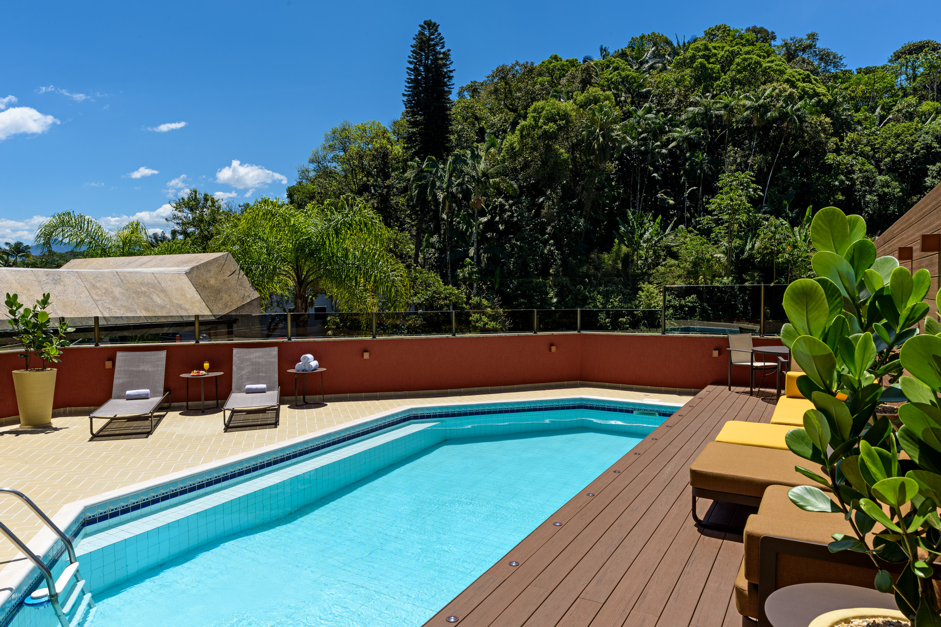 Vista da piscina Hotel Mercure Joinville Prinz