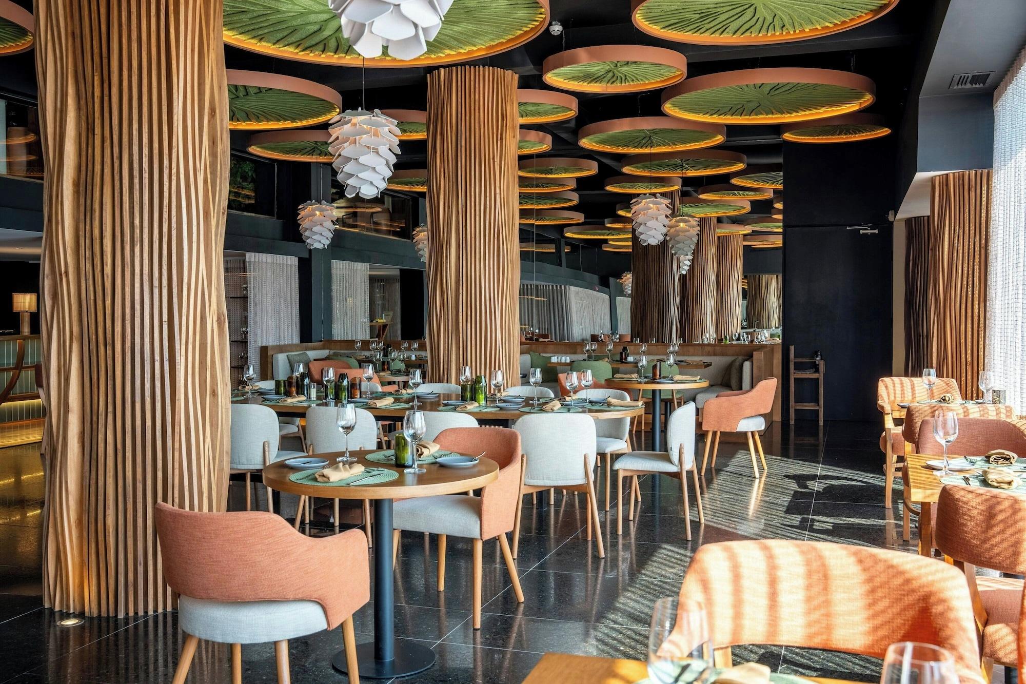 Restaurant Yacht & Golf Club Paraguayo, a Tribute Portfolio Resort