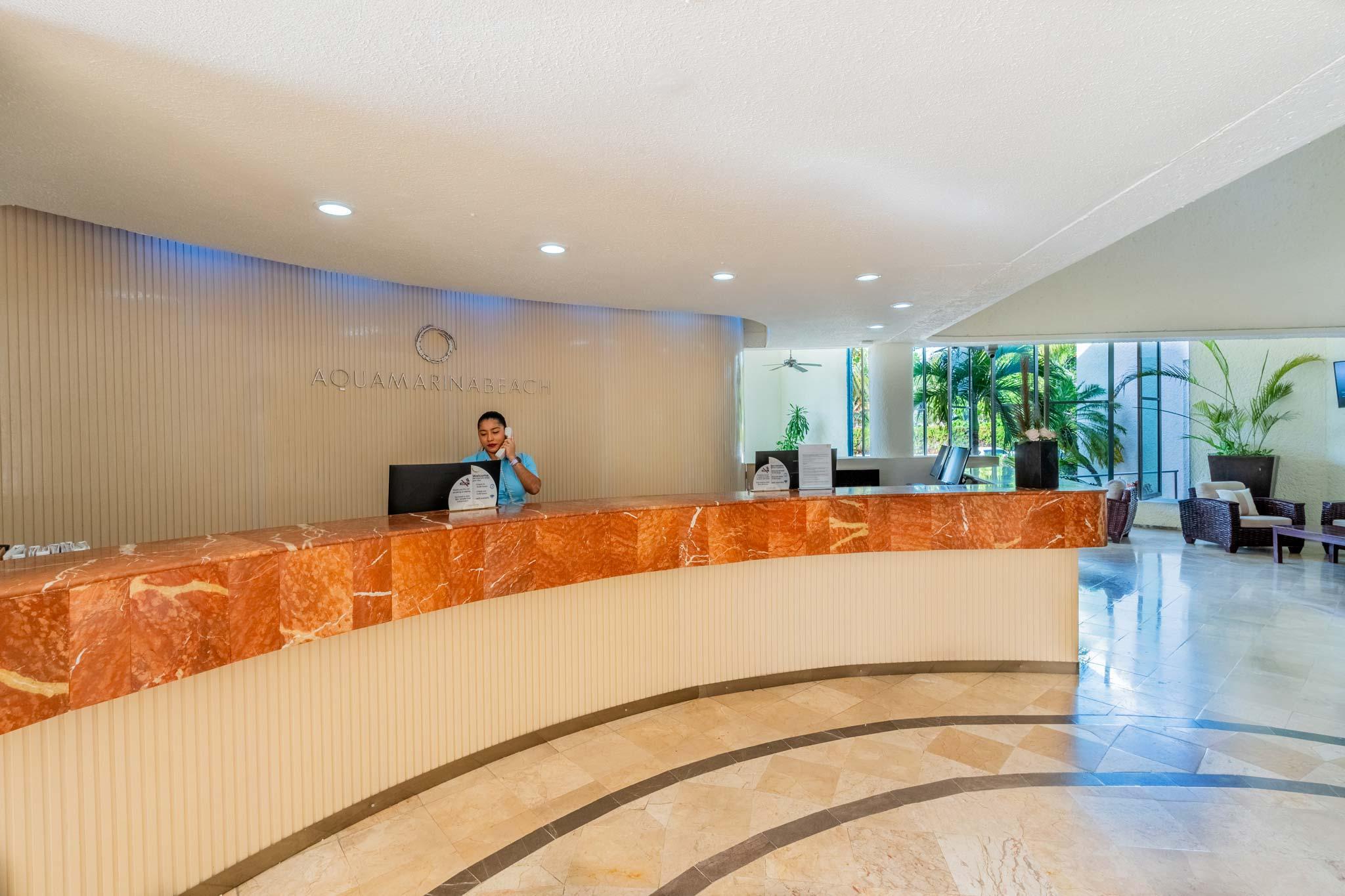 Vista Lobby Aquamarina Beach Hotel