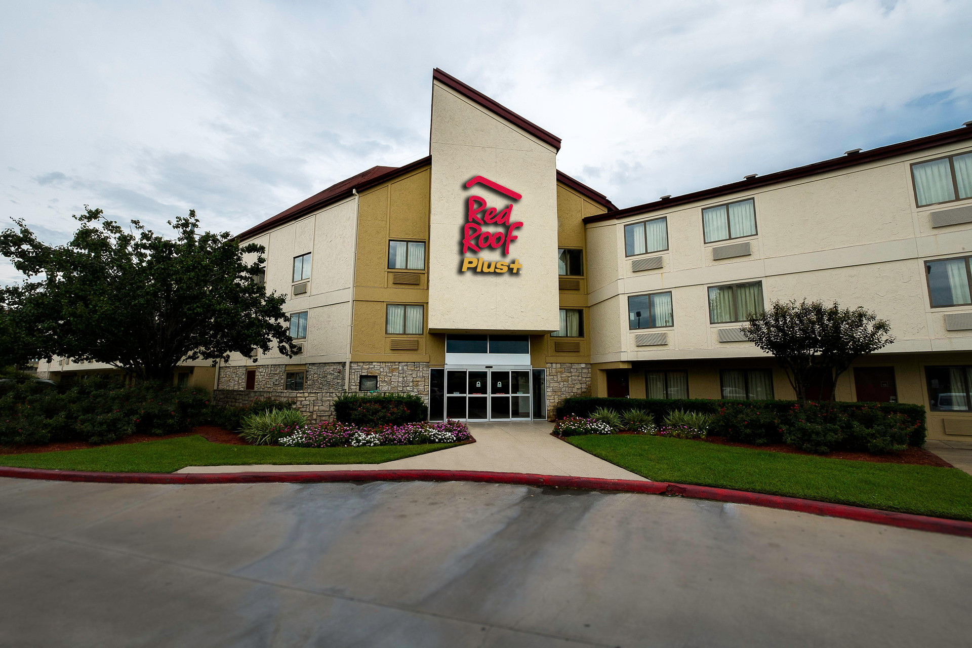 Vista Exterior Red Roof Inn PLUS+ Houston - Energy Corridor
