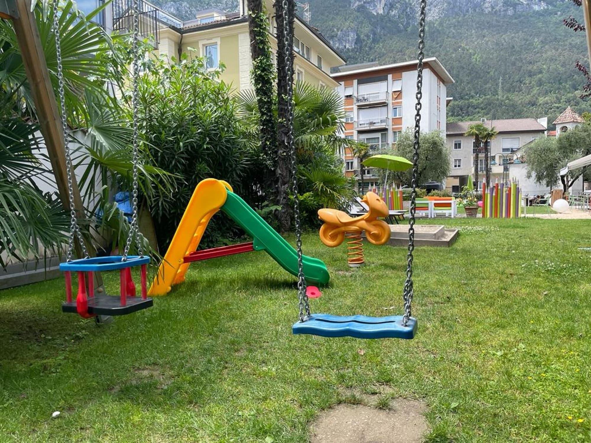 Vista Exterior Holiday IV Gardan