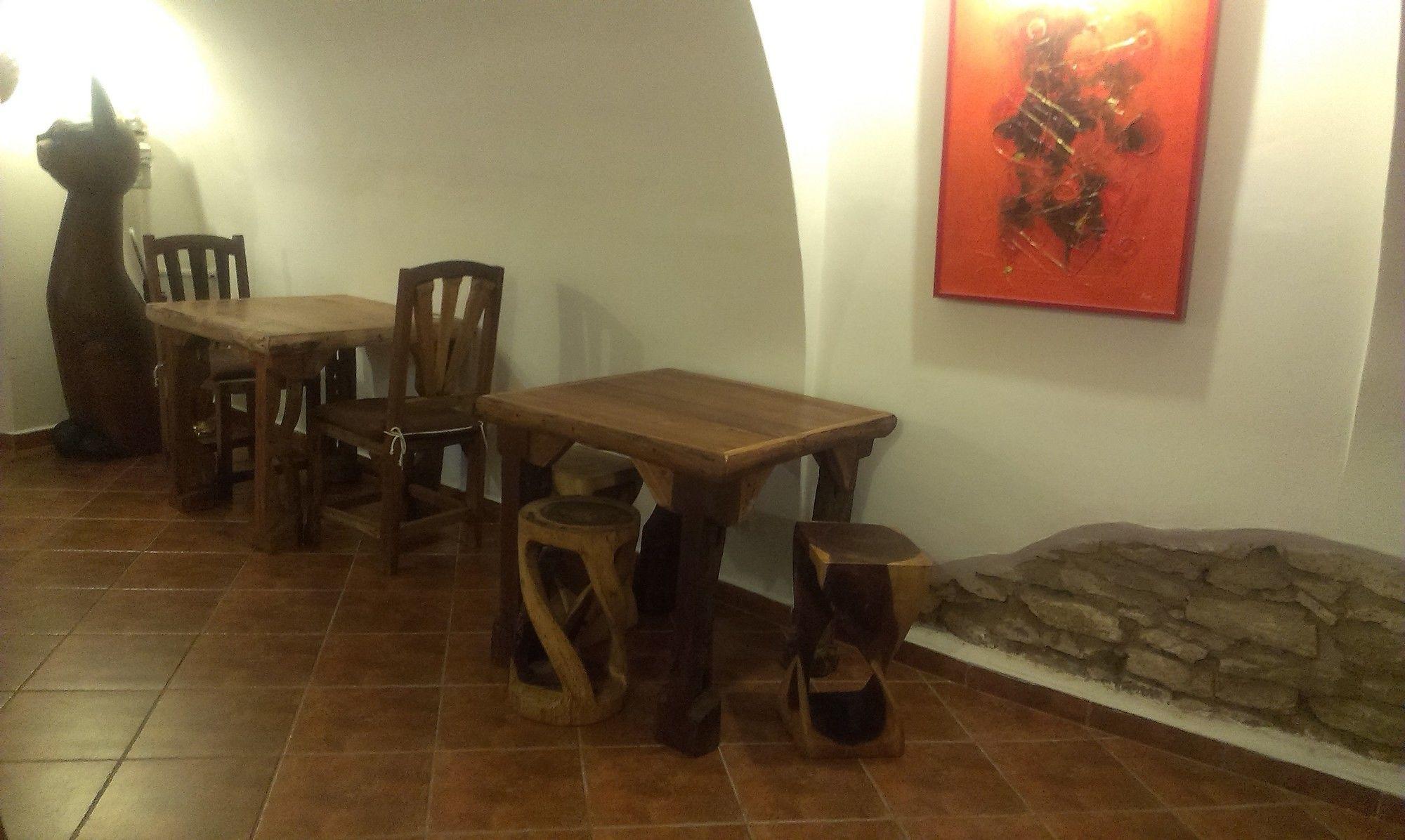 Vista Lobby House of Roses