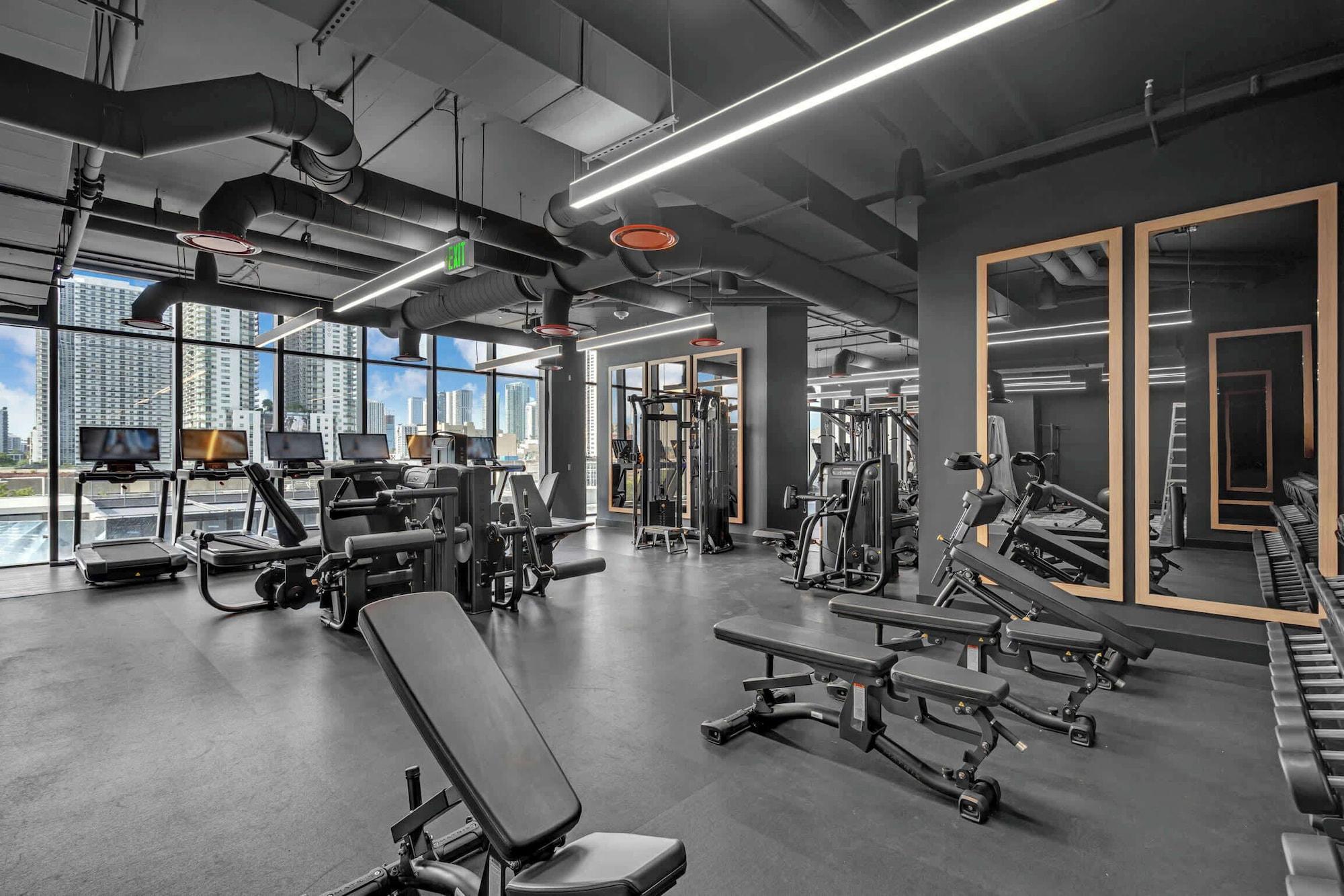 Gimnasio Pied A Terre With Roof Pool