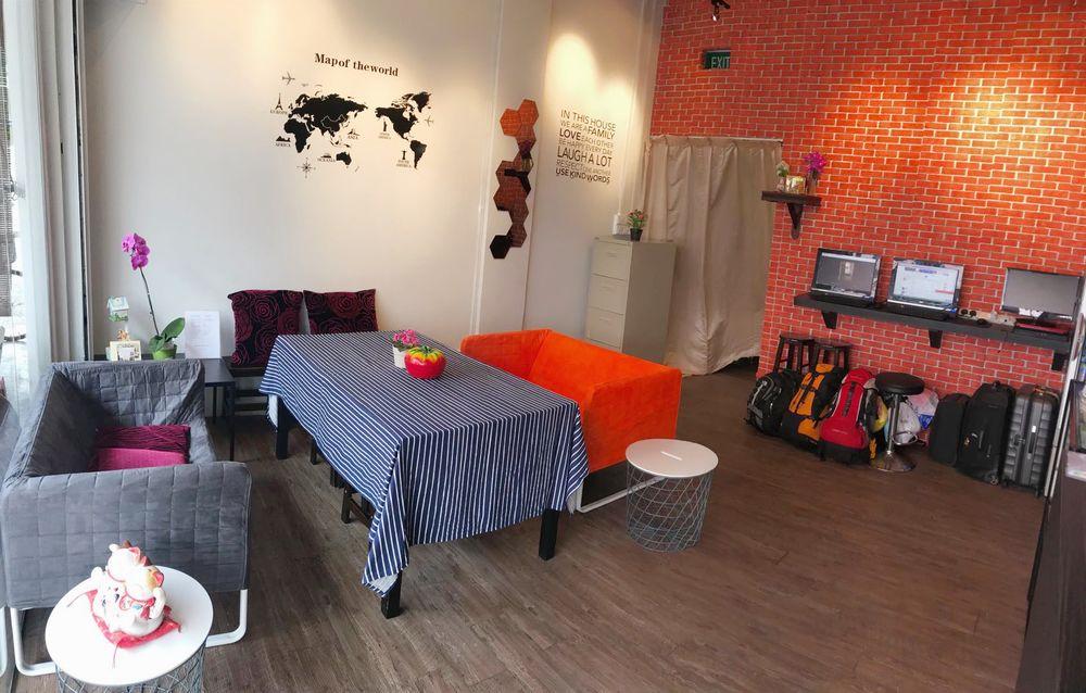 Varios Pillow Talk Hostel