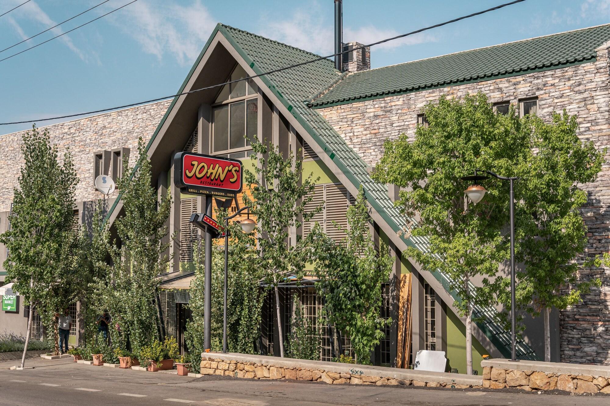 Vista Exterior Scape by Villa John