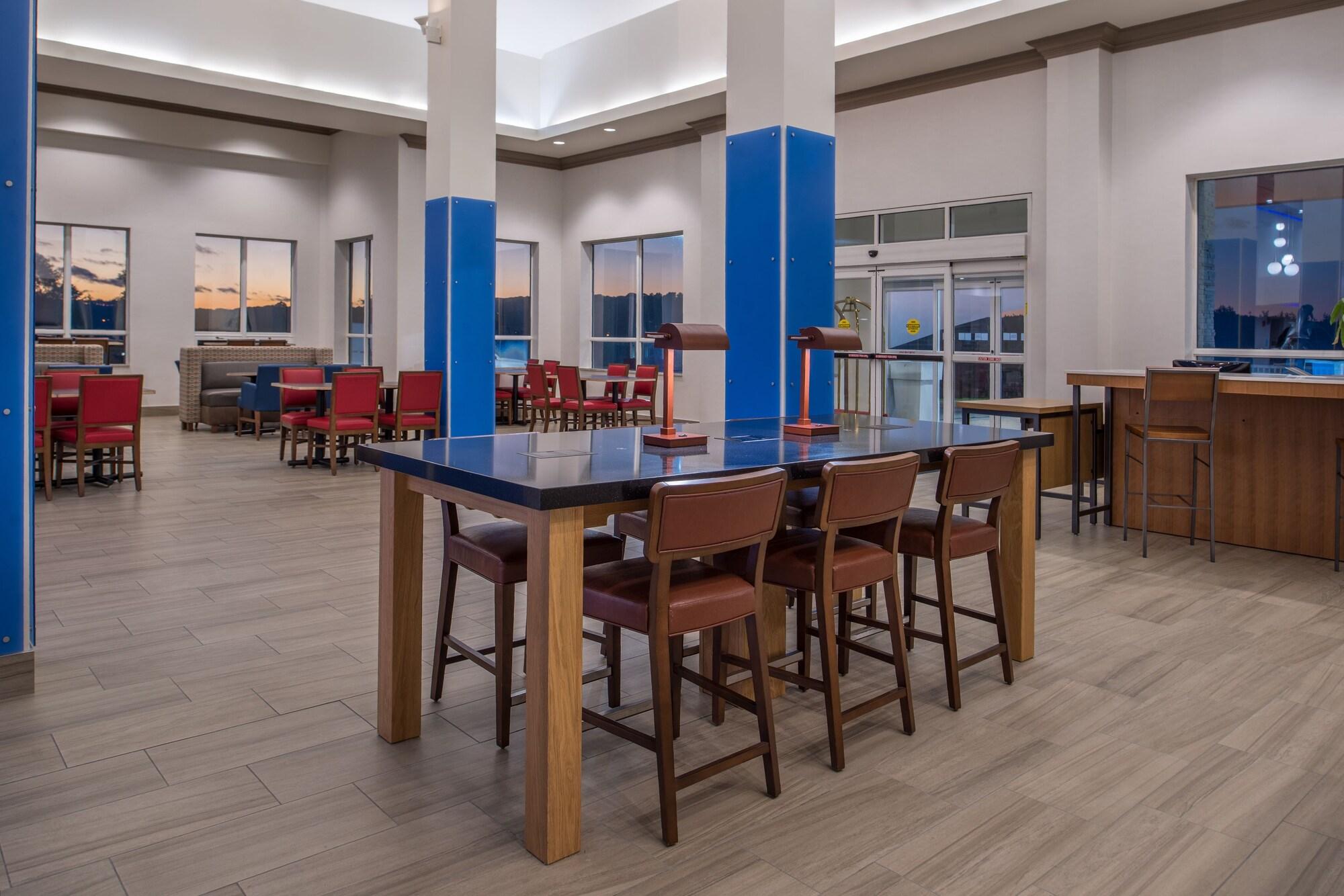 Vista Lobby Holiday Inn Express Mystic by IHG