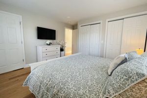 Alquiler Vacacional - Sunny Downtown 2BR w/ Parking