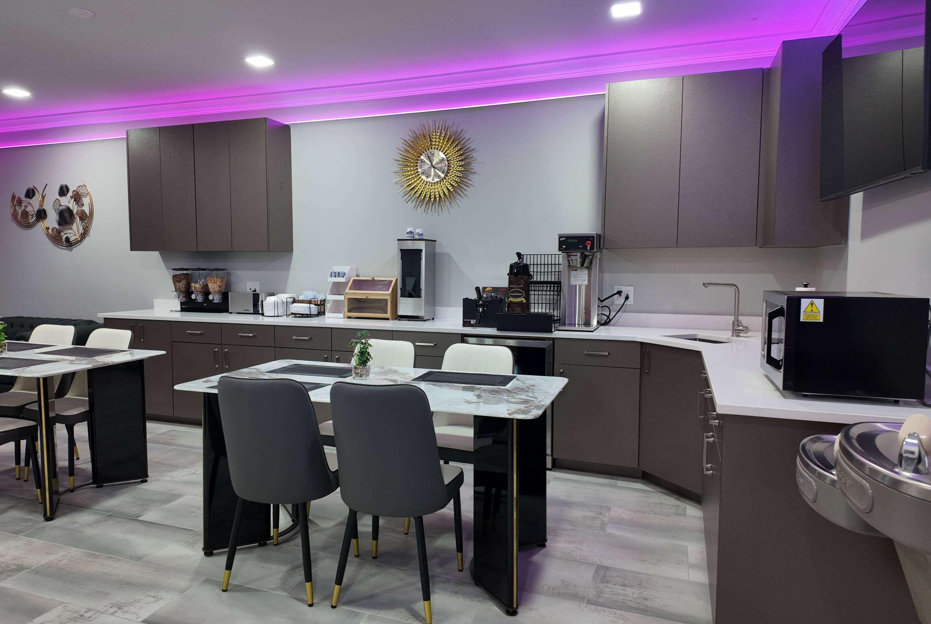 Restaurant Super 8 by Wyndham Hampshire IL