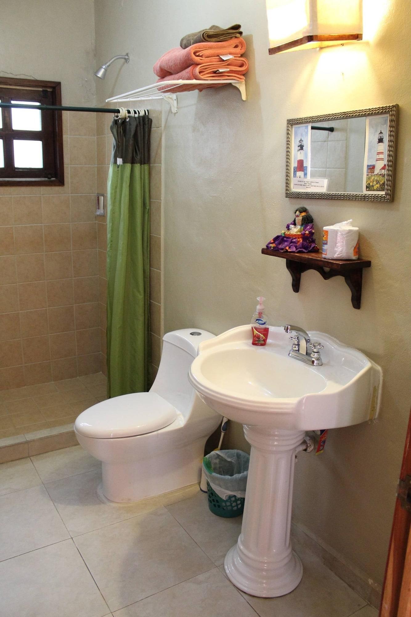 Equipamiento de Habitación Room in B&B - Cancun Guest House 3 Near Ado bus Terminal and 25 min From-to Airport by Shuttle