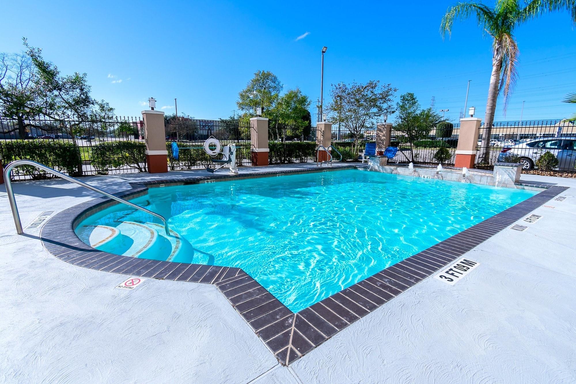 Vista Piscina Holiday Inn Express & Suites Houston East, by IHG