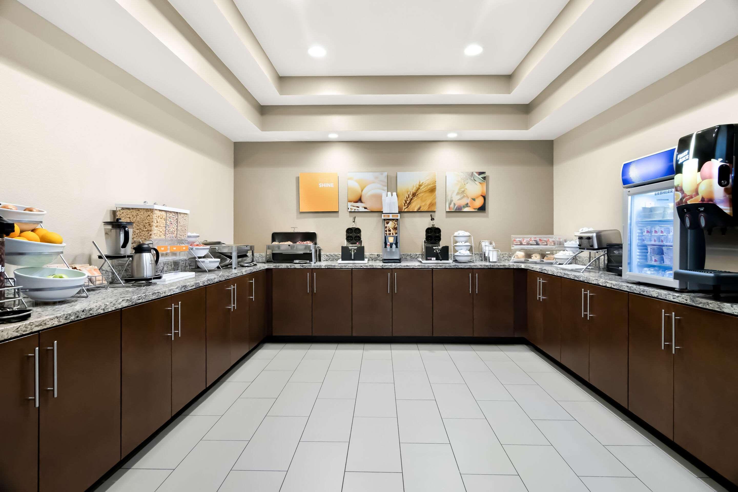 Restaurant Comfort Suites Rensselaer near Fair Oaks