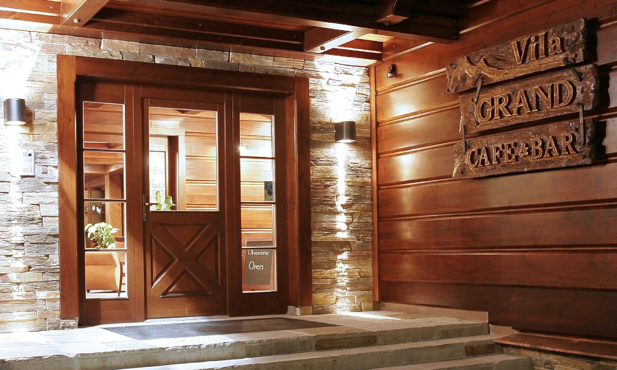 Vista Exterior Vila GRAND