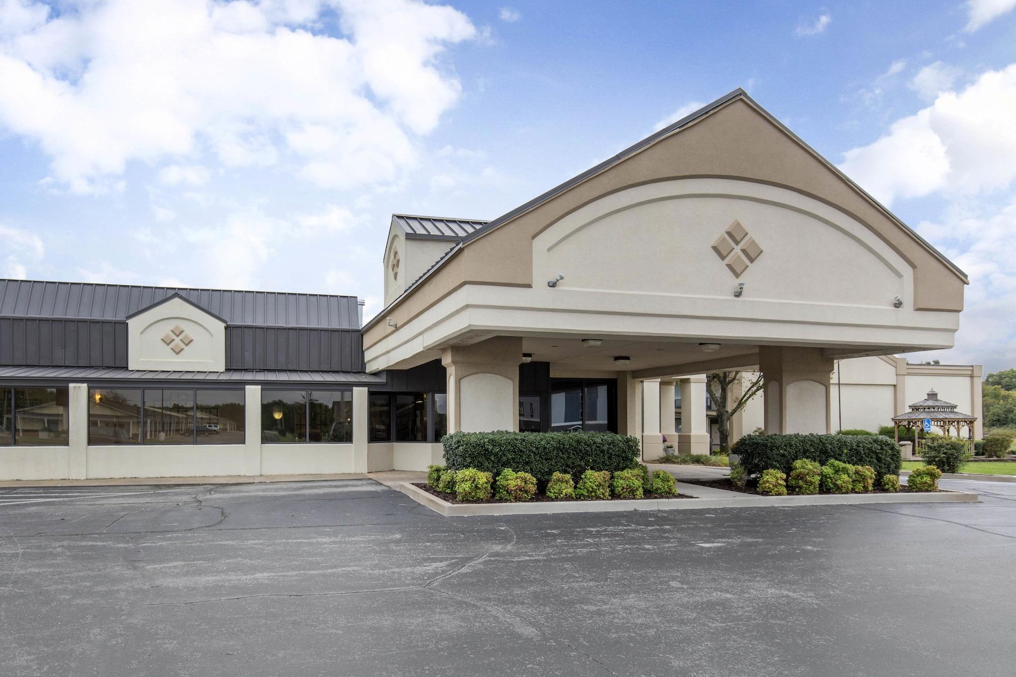 Vista Exterior Days Inn by Wyndham Pittsburg KS