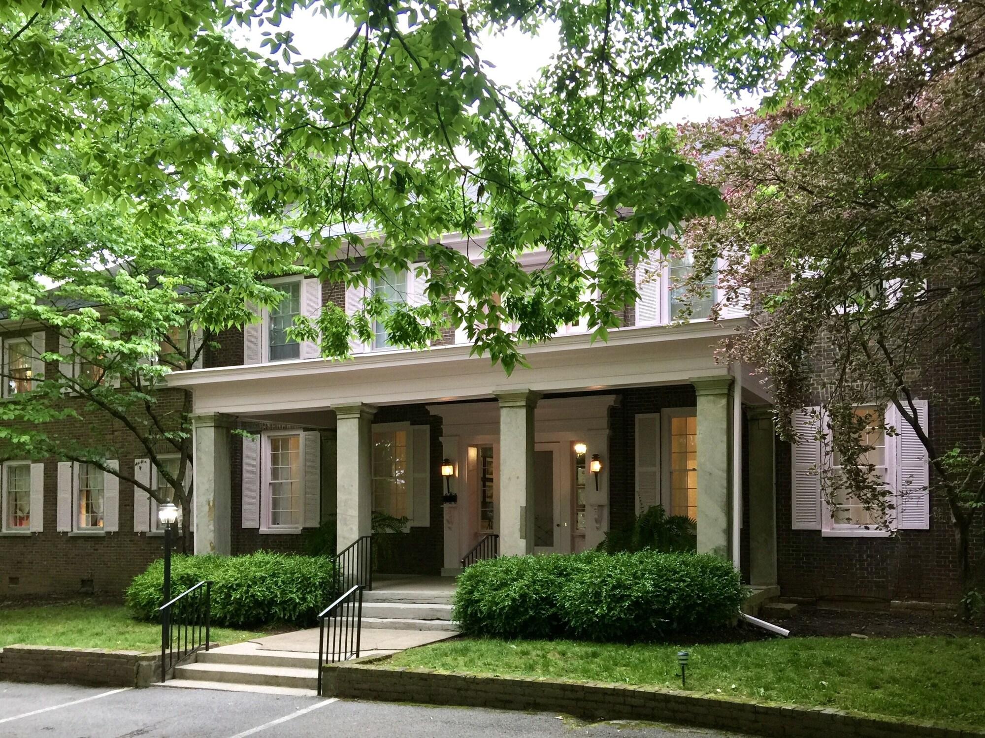 Varios Charred Oaks Inn