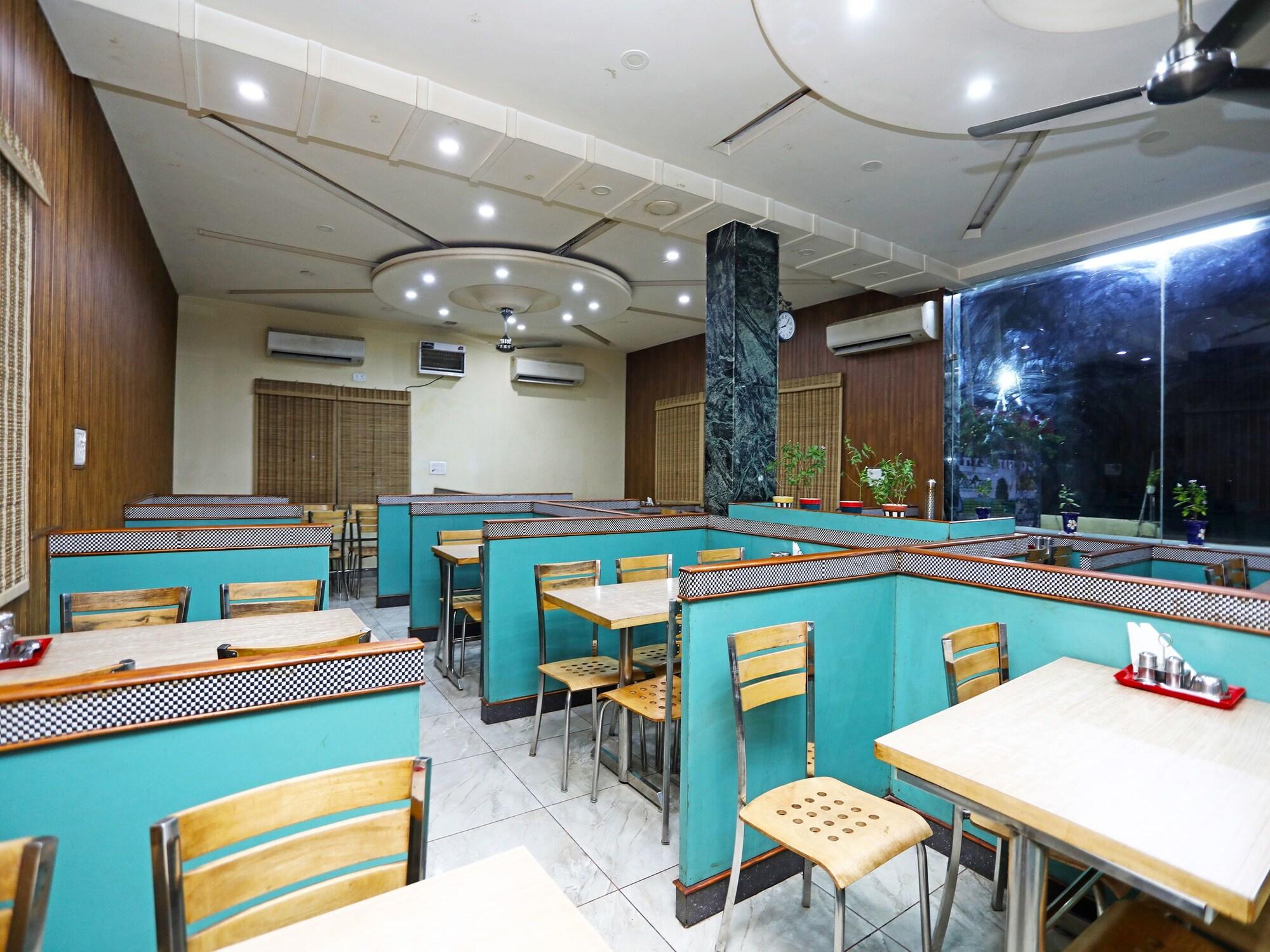Restaurant OYO 17408 Scindia Resorts And Hotels