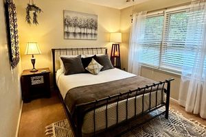 Alquiler Vacacional - Modern with View, Pippin Cottage is between CRVillage & Lake Lure Beach