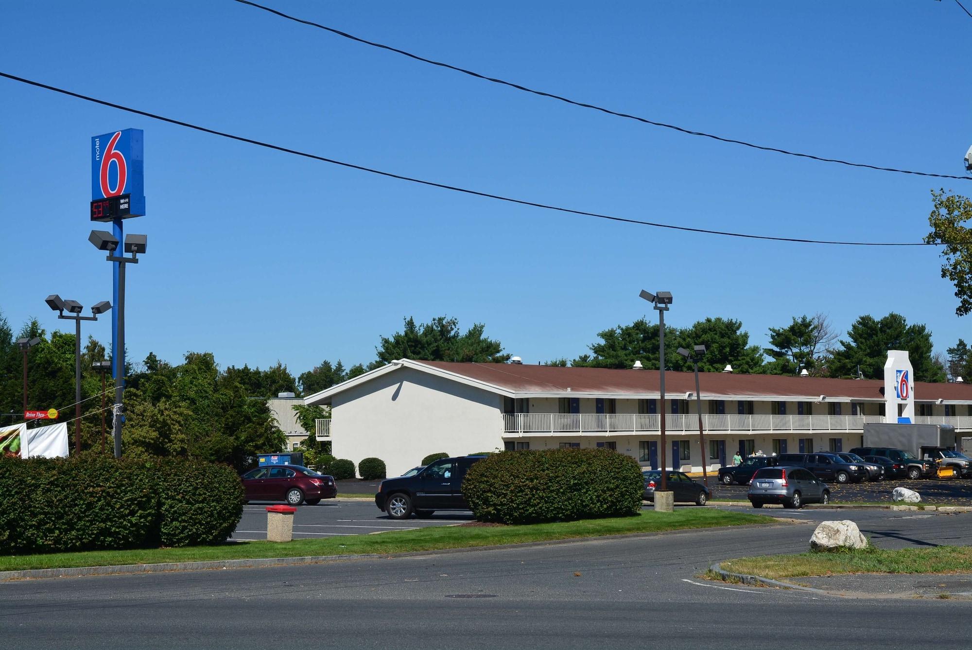 Vista Exterior Motel 6 Chicopee, MA - Springfield