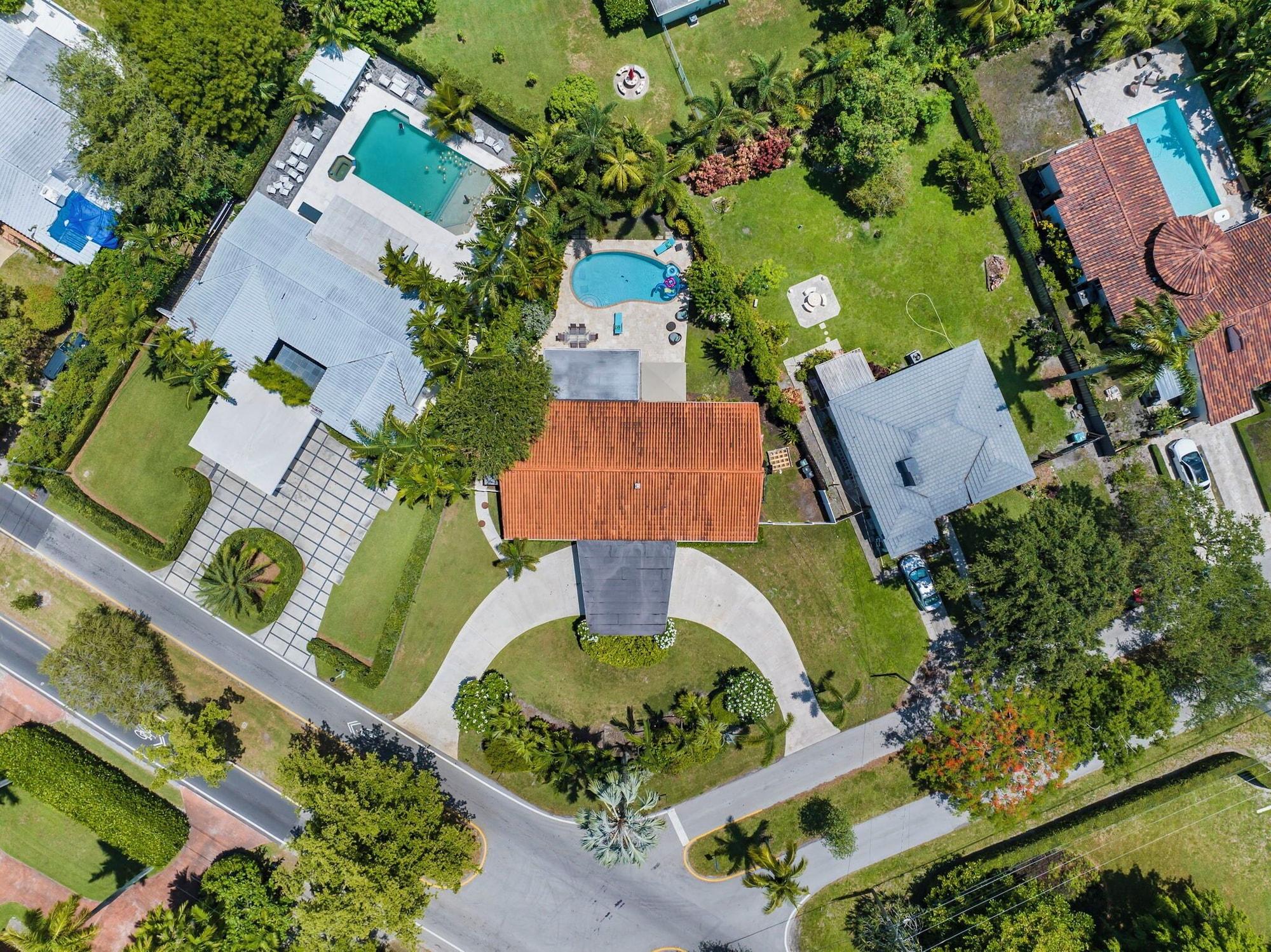 Vista Exterior Miami Dream Home with Pool