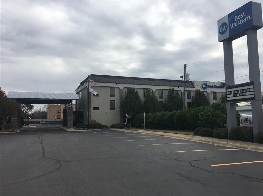 Vista Exterior Days Inn by Wyndham Laurel MS