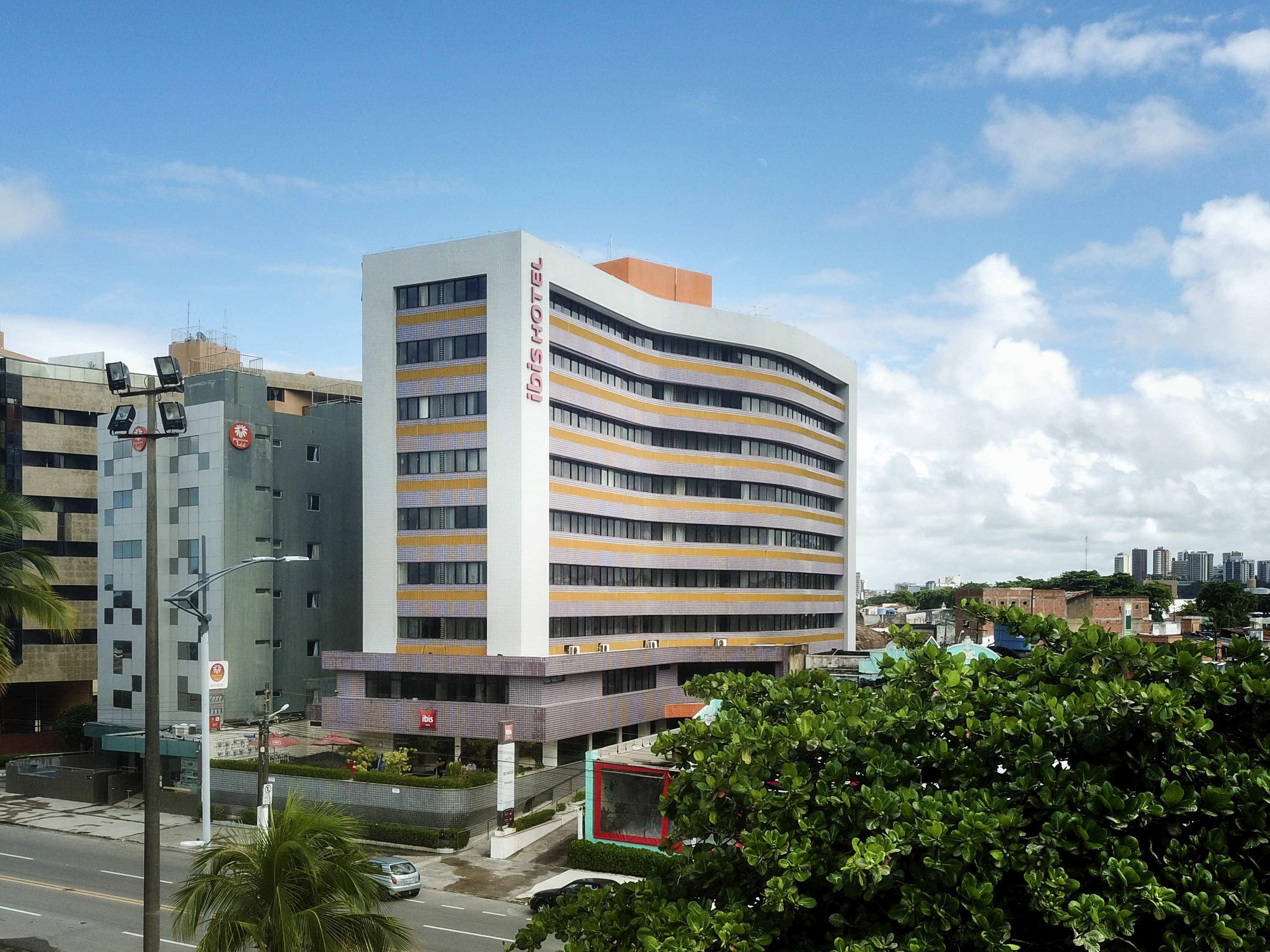 Vista da fachada Ibis Maceio Pajucara