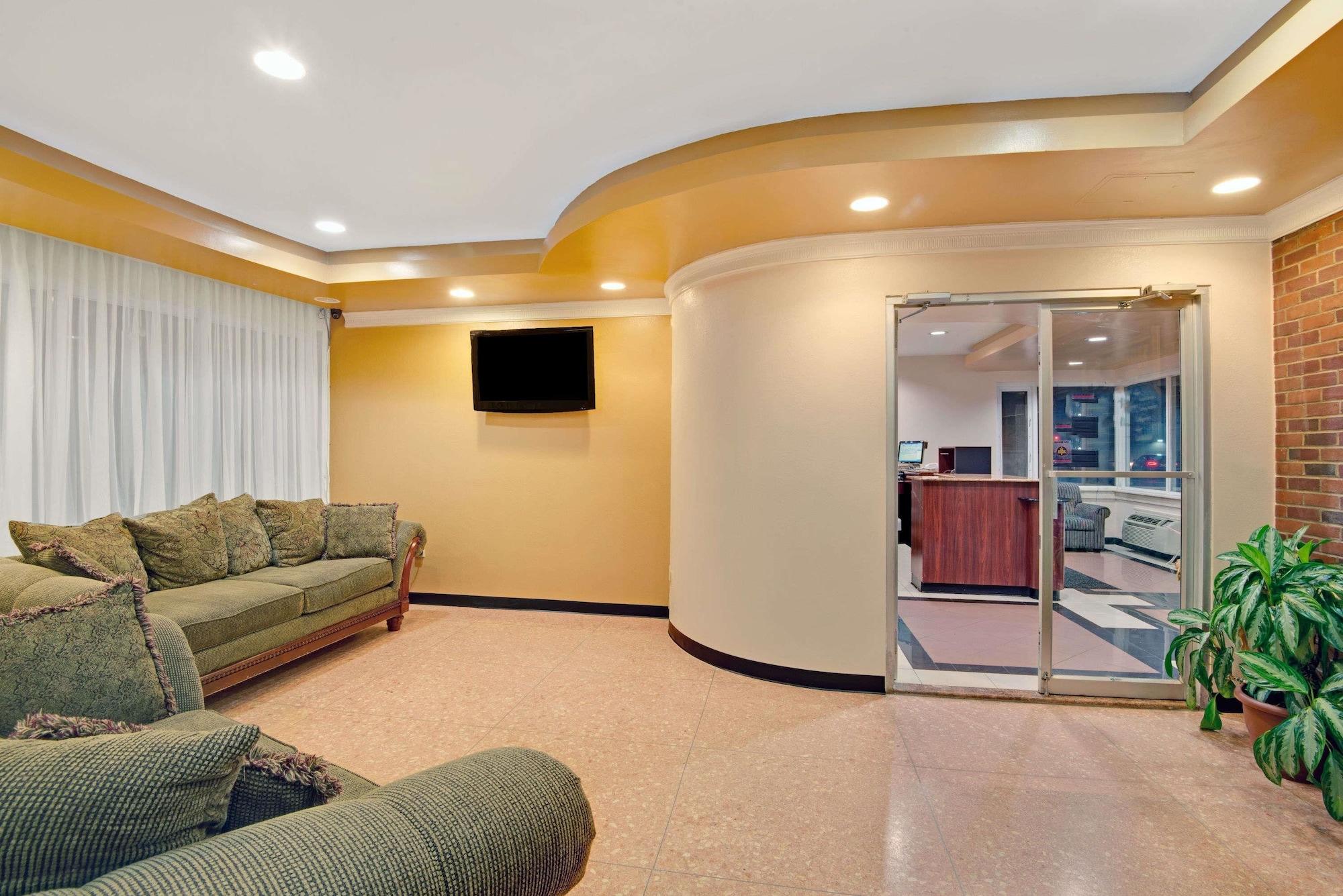 Vista Lobby Super 8 by Wyndham Milford/New Haven
