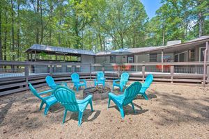 Alquiler Vacacional - Lavish Broken Bow Home on 6 Acres w/ Hot Tub!