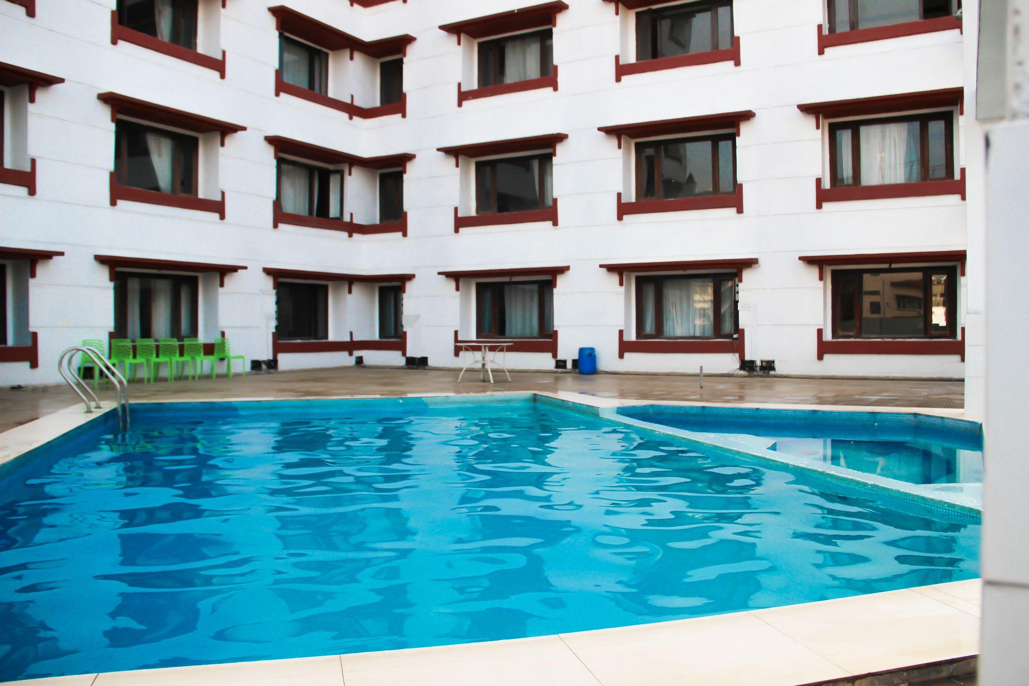 Vista Piscina OYO 8450 Hotel Grand Starline