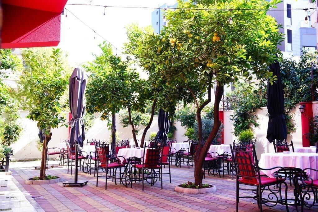 Bar/Salón Vila 15 by Nam Nam