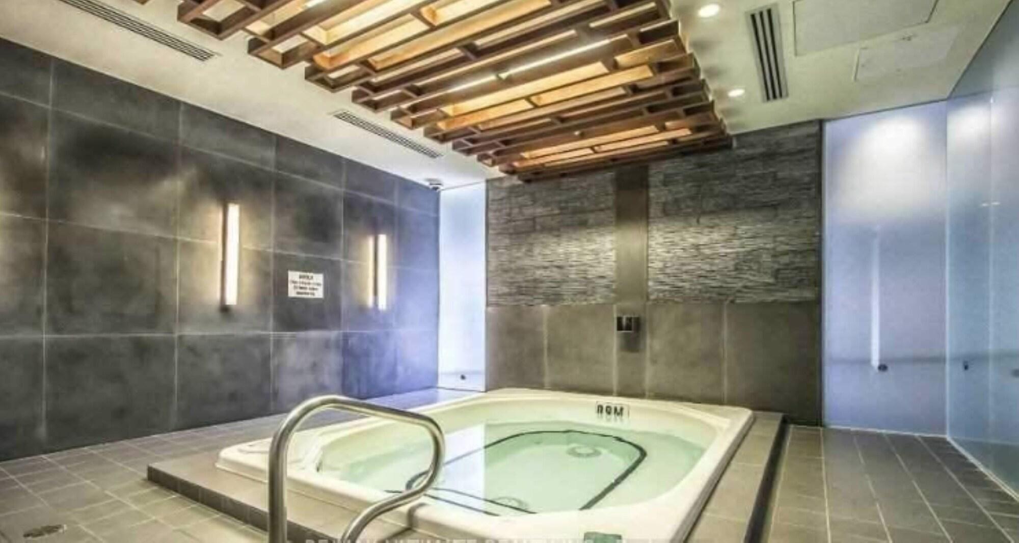 Spa Luxury Suite by CN Tower & Free Parking