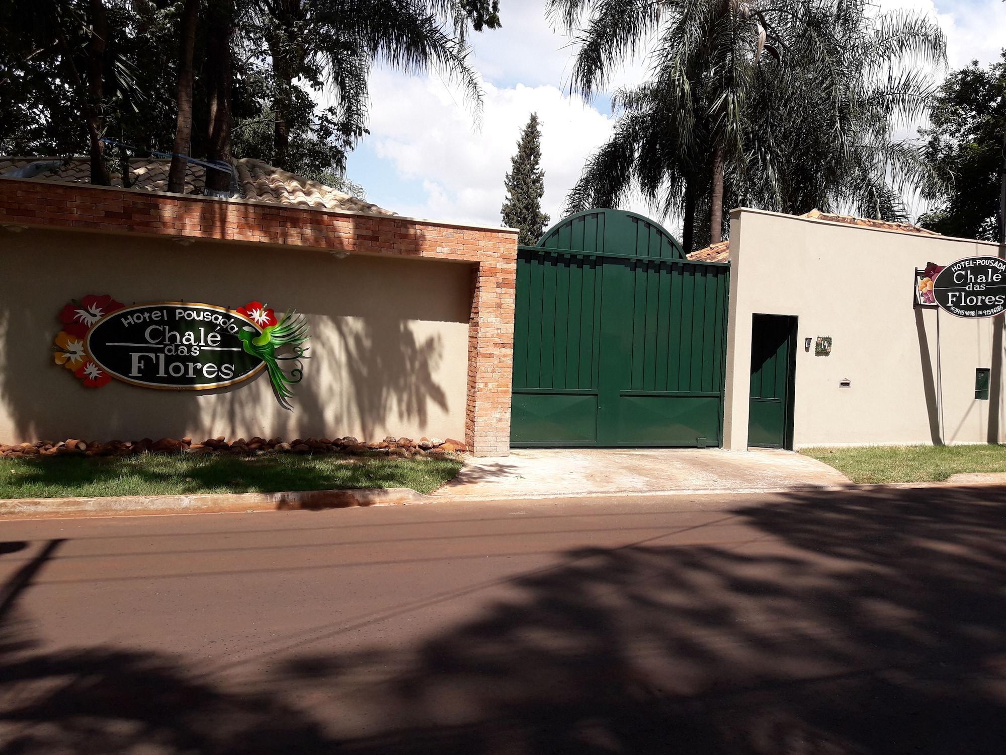 Vista Exterior Hotel Pousada Chalé Das Flores