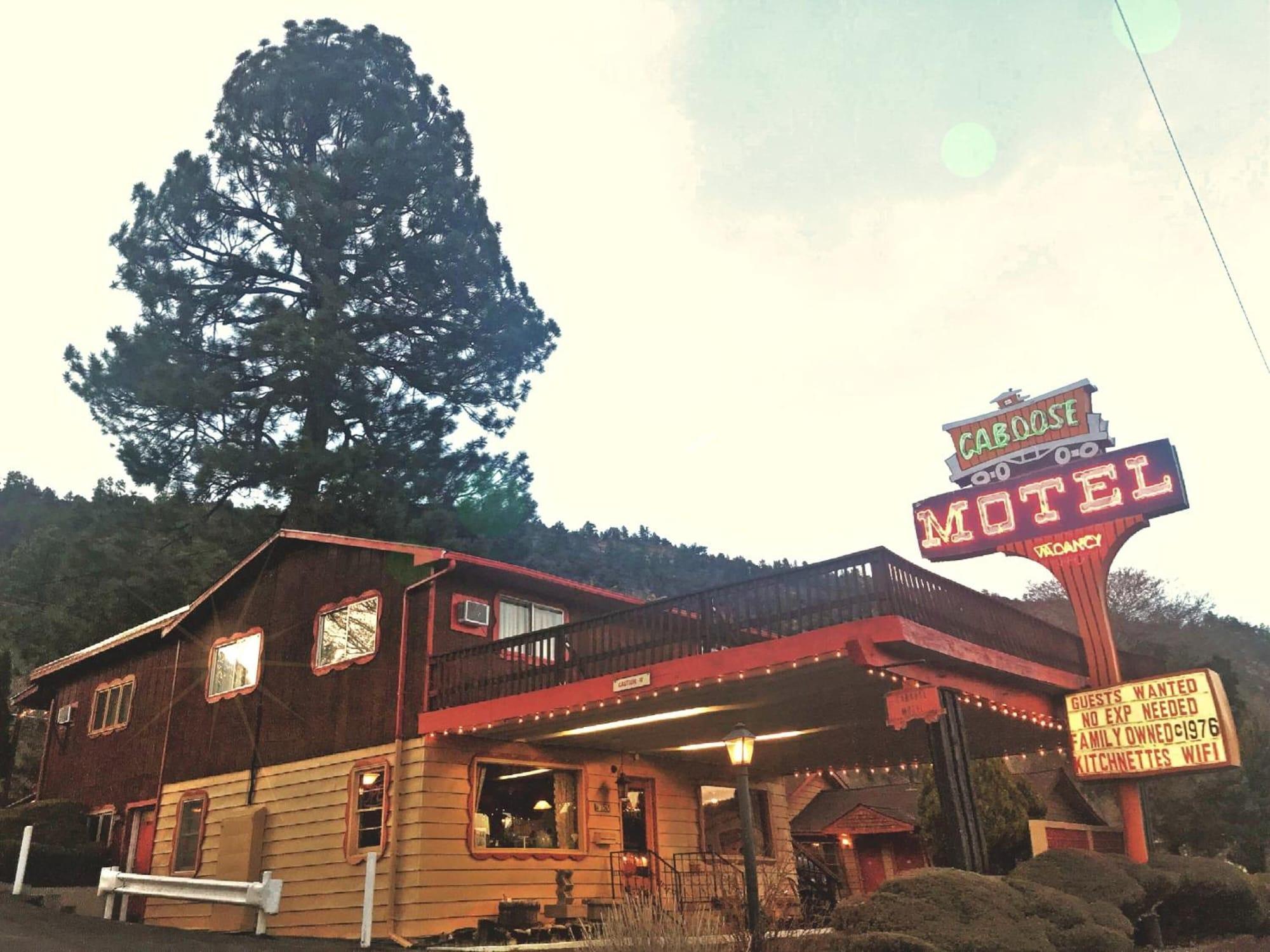 Vista Exterior Caboose Motel