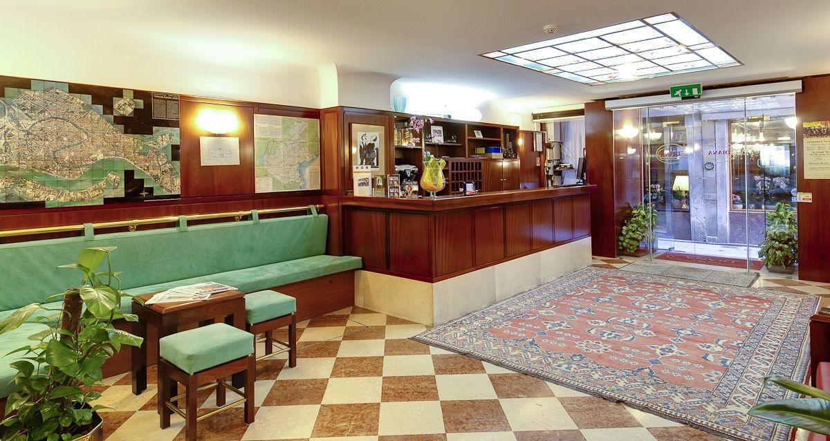 Vista Lobby Hotel Diana