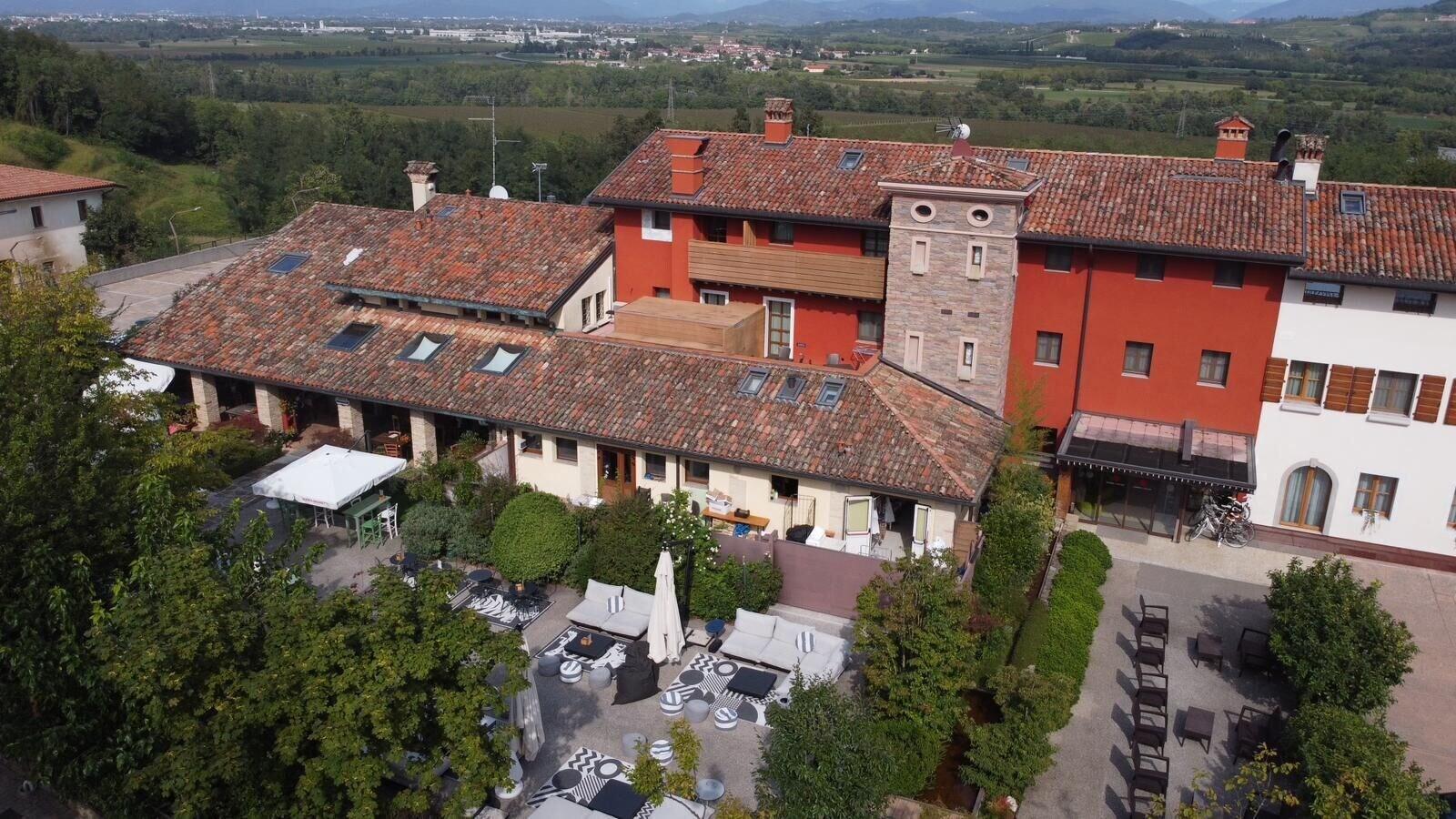 Varios Elliot Osteria e Dormire in Collina