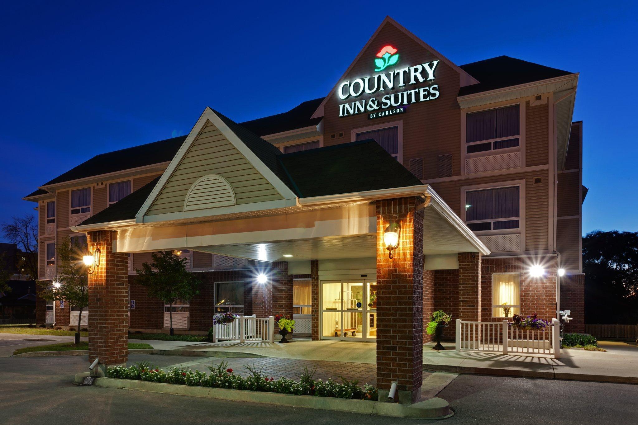Vista Exterior Country Inn & Suites by Radisson London South
