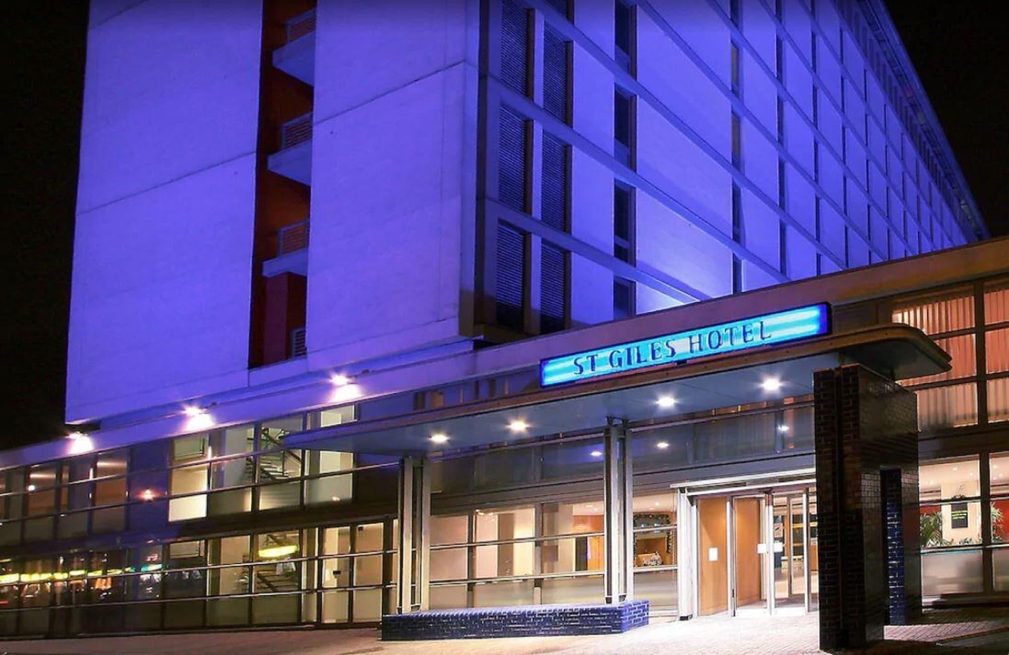Vista Exterior St Giles Heathrow Hotel
