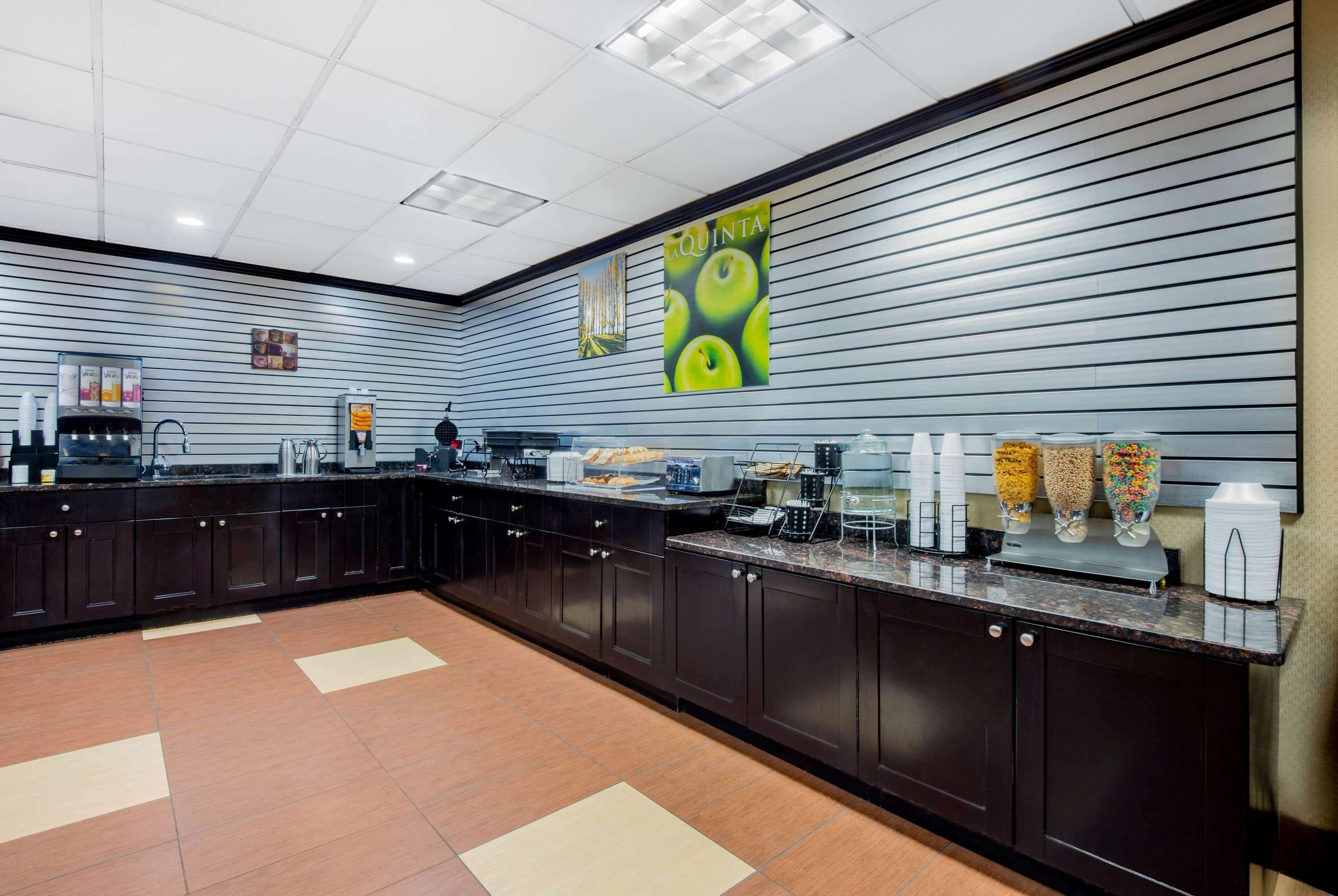 Restaurant La Quinta Inn & Suites West Long Branch