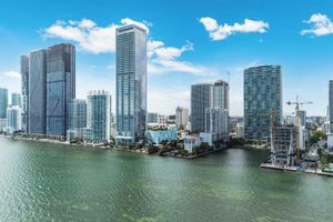 Alojamiento - Edgewater Pad- Balcony, Parking and Prime Location