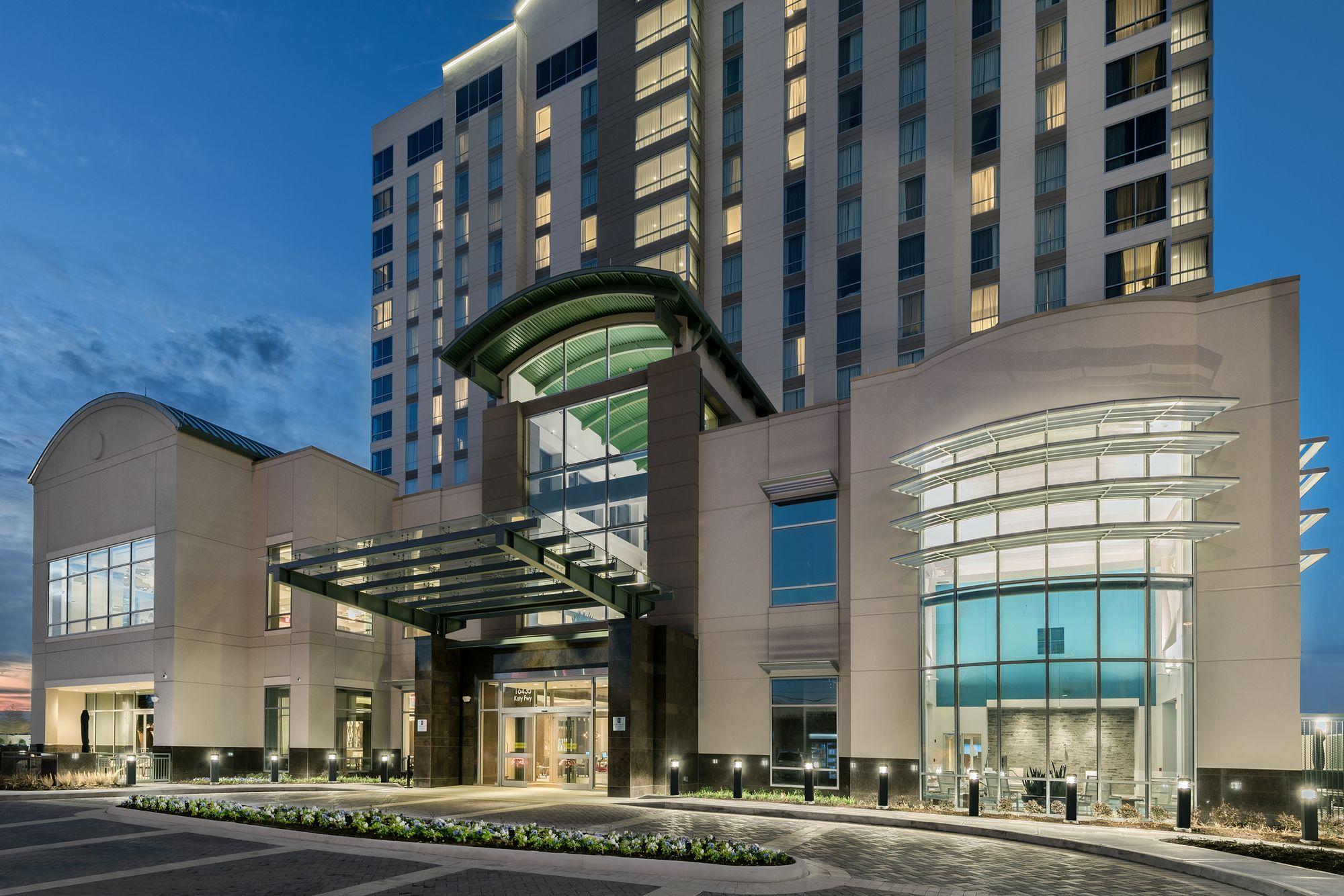 Vista da fachada Embassy Suites by Hilton Houston West - Katy