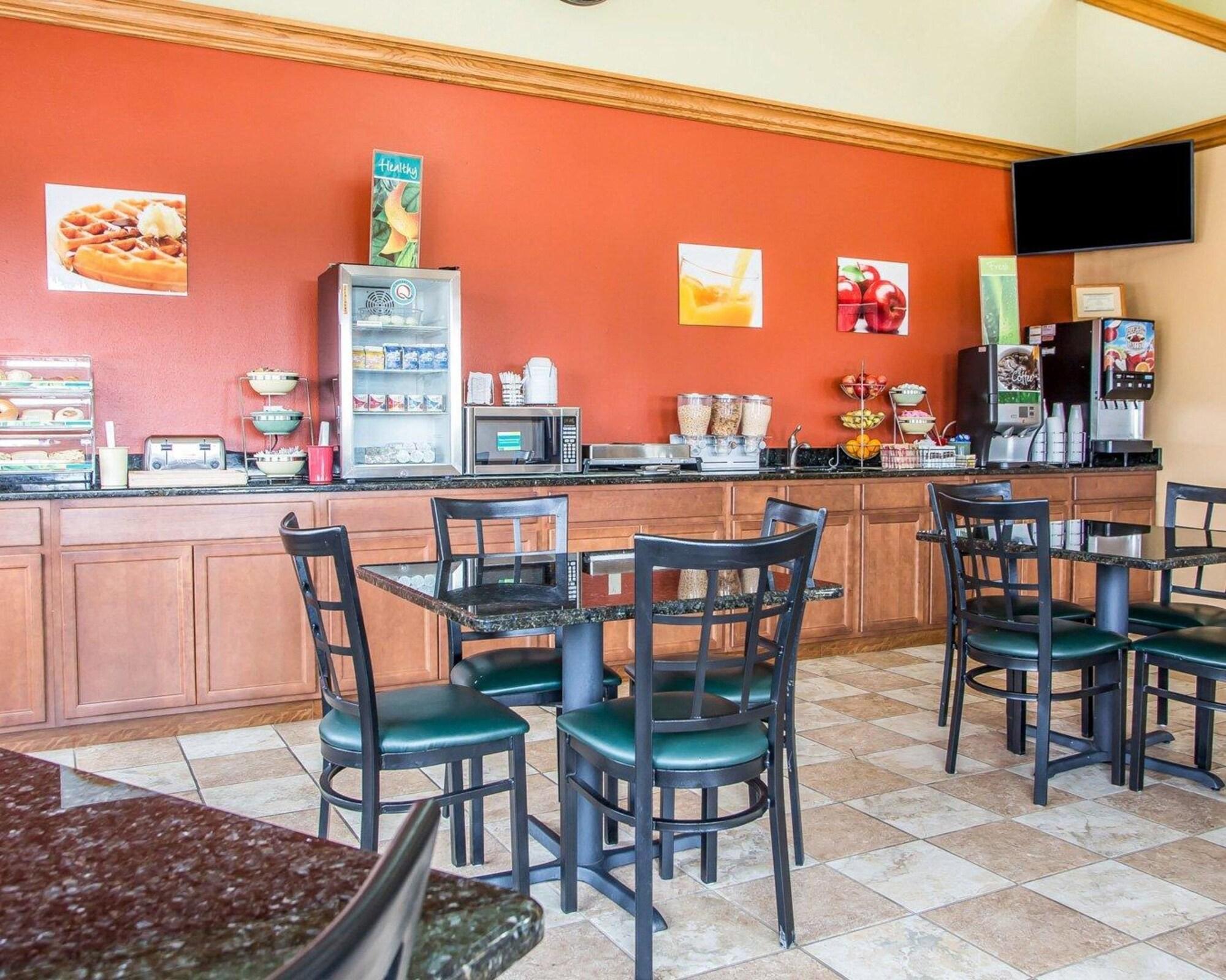 Restaurant Quality Inn Morton at I-74