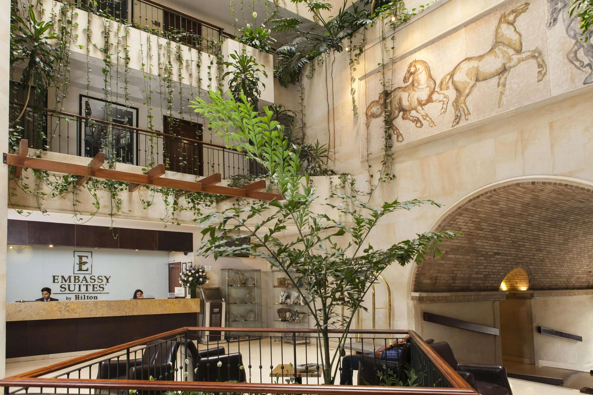 Vista Lobby Embassy Suites by Hilton Bogota - Rosales