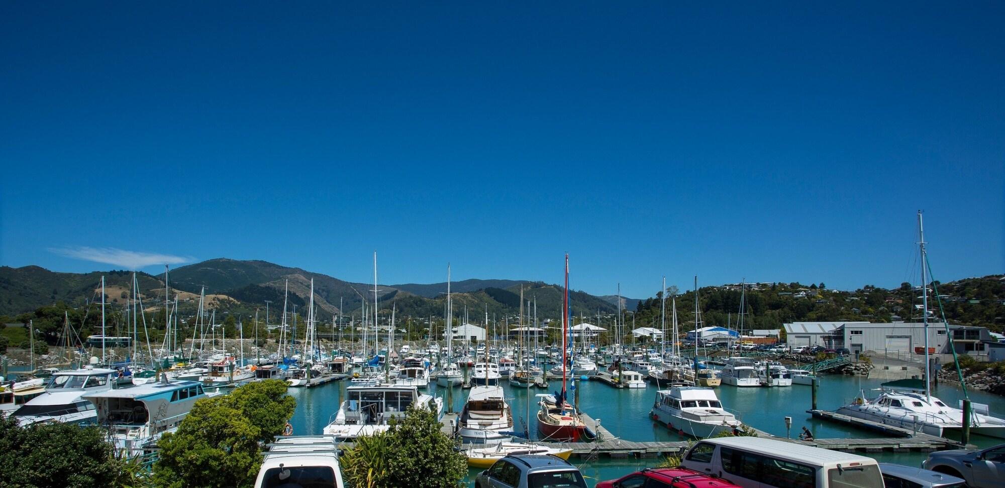 Varios Harbourside Lodge