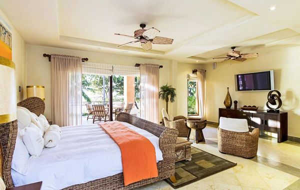 Luxurious Beachfront Mansion with a Stunning Infinity Pool in Playa Flamingo - Hoteles 4 estrellas en Playa Conchal, Guanacaste