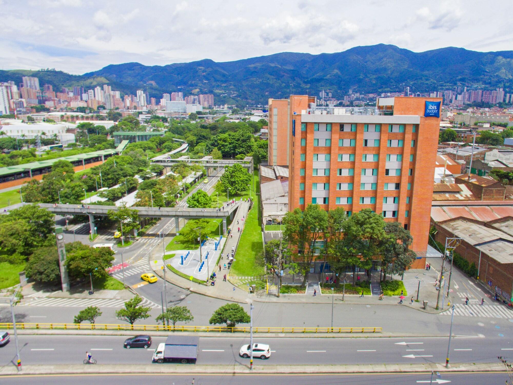 Vista Exterior ibis budget Medellín Itagüí Metro