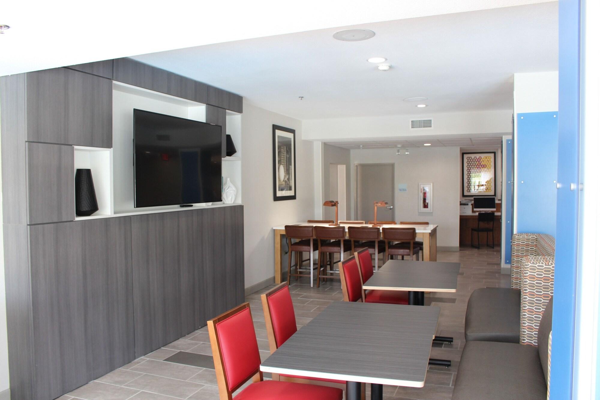 Vista Lobby Holiday Inn Express & Suites Enterprise by IHG