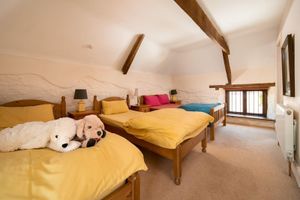 Alquiler Vacacional - Weirmarsh Big Barn. Large barn conversion with large hot tub and games room.